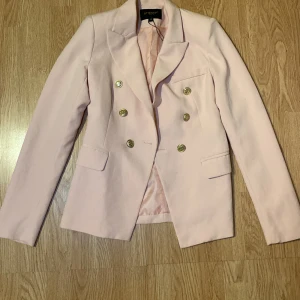Kostym  - Säljer en jätte fin rosa kostym, alldrig använd och är köpt ifrån Paris. Ordinarie pris är 1100 kr men säljer för 750 kr 