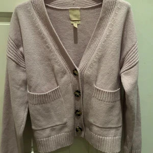 Ljusrosa kofta med knappar - Söt ullcardigan från hm i lite rosa/lila toner. Storlek XS men jag skulle säga att den sitter mer som en M