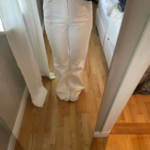 Vita bootcut byxor från Zara - Snygga vita bootcut byxor från Zara i storlek S. Byxorna har en hög midja men väldigt sköna 