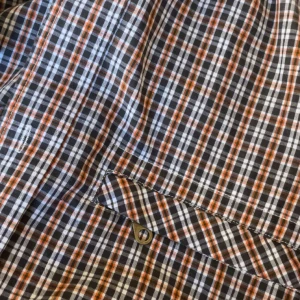 Rutig kortärmad skjorta - Färgen på den första bilden representerar bäst verkligheten!🩷Säljer en stilren rutig skjorta med korta ärmar. Skjortan har ett klassiskt mönster i svart, vitt och rött med knappar framtill. Perfekt för en avslappnad look🩷 knappt använd mycket bra skick