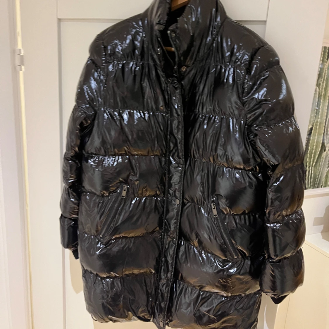 Svart glansig pufferjacka från Urban Bliss - 90