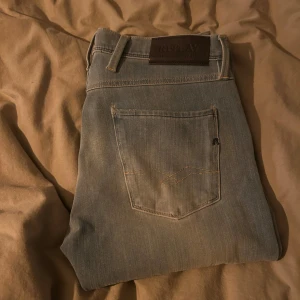 Blå jeans från Replay - Snygga blå jeans från Replay i modellen Anbass. De har en klassisk femficksdesign. Perfekta för en stilren look. 