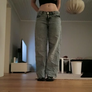 Baggy low rise jeans. - Säljer dom här ljusblåa baggy low rise jeans från gina tricot. Har använt dom en gång och aledningen till att jag säljer dom är pågrund av att jag inte gillar den hur dom sitter på mig. Har sytt upp dom lite längst nere vid benen. Köpte jeansen för 500kr. Pris går att förhandla om som vanligt