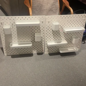 Väggorganiserare - Organiserare från IKEA som man hänger på väggen! Perfekt till kontoret eller på rummet. Nypris var totalt 800kr för de båda. Säljer för endast 299 så att det blir sålt!😊