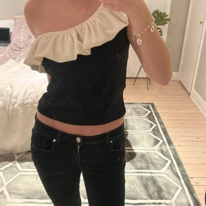 Topp - Sjukt snygg topp från hm, köpt förra året men är aldrig använd🩷storlek M men passar mig som har xs/s