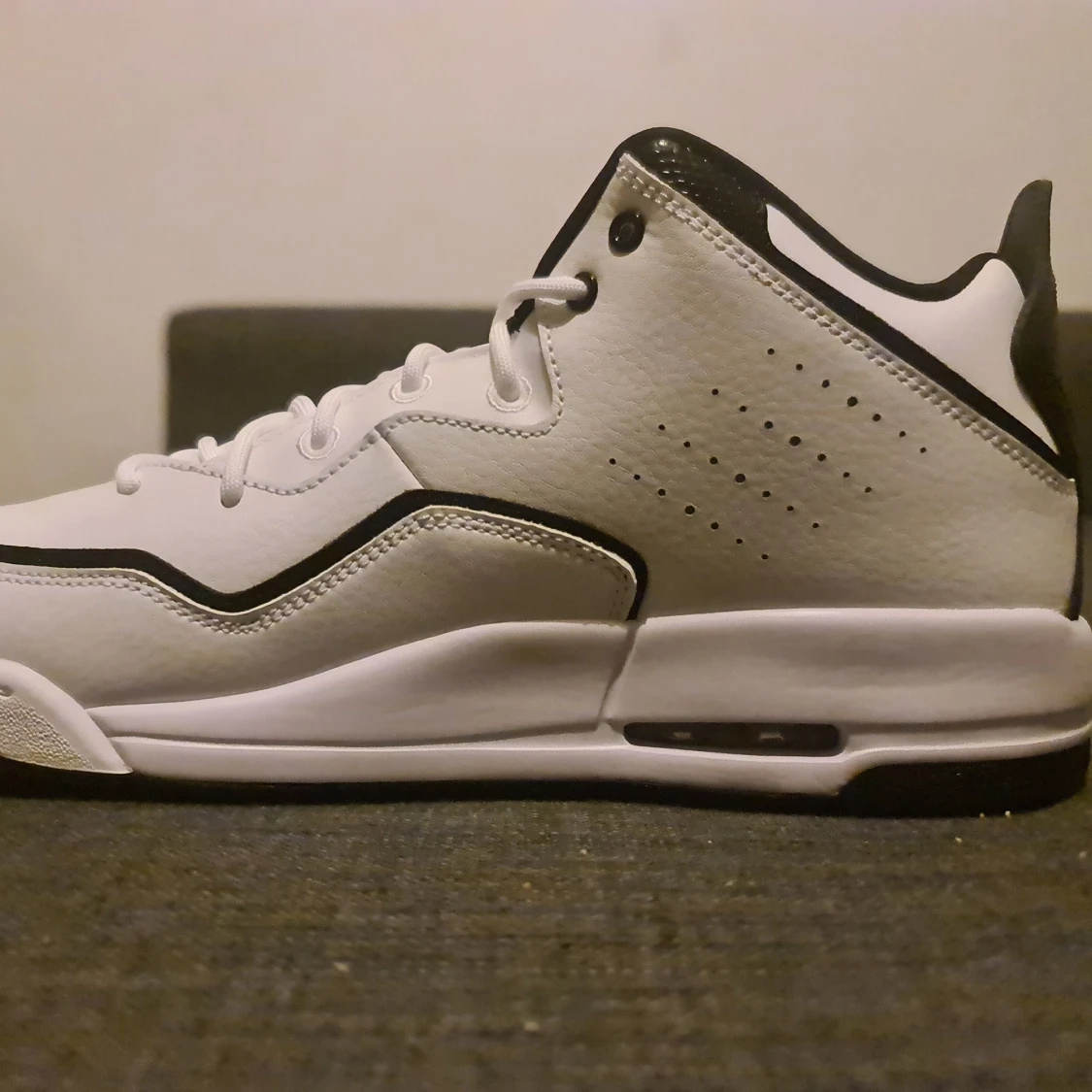 Jordan Courtside 23 i vitt och svart - 92