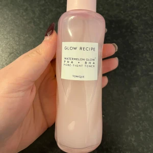 Glow Recipe Watermelon Glow Toner - Säljer en Glow Recipe Watermelon Glow PHA + BHA Pore-Tight Toner. Den kommer i en ljusrosa flaska med skruvlock. Perfekt för att ge huden en fräsch och återfuktad känsla. Använd (se bilder)
