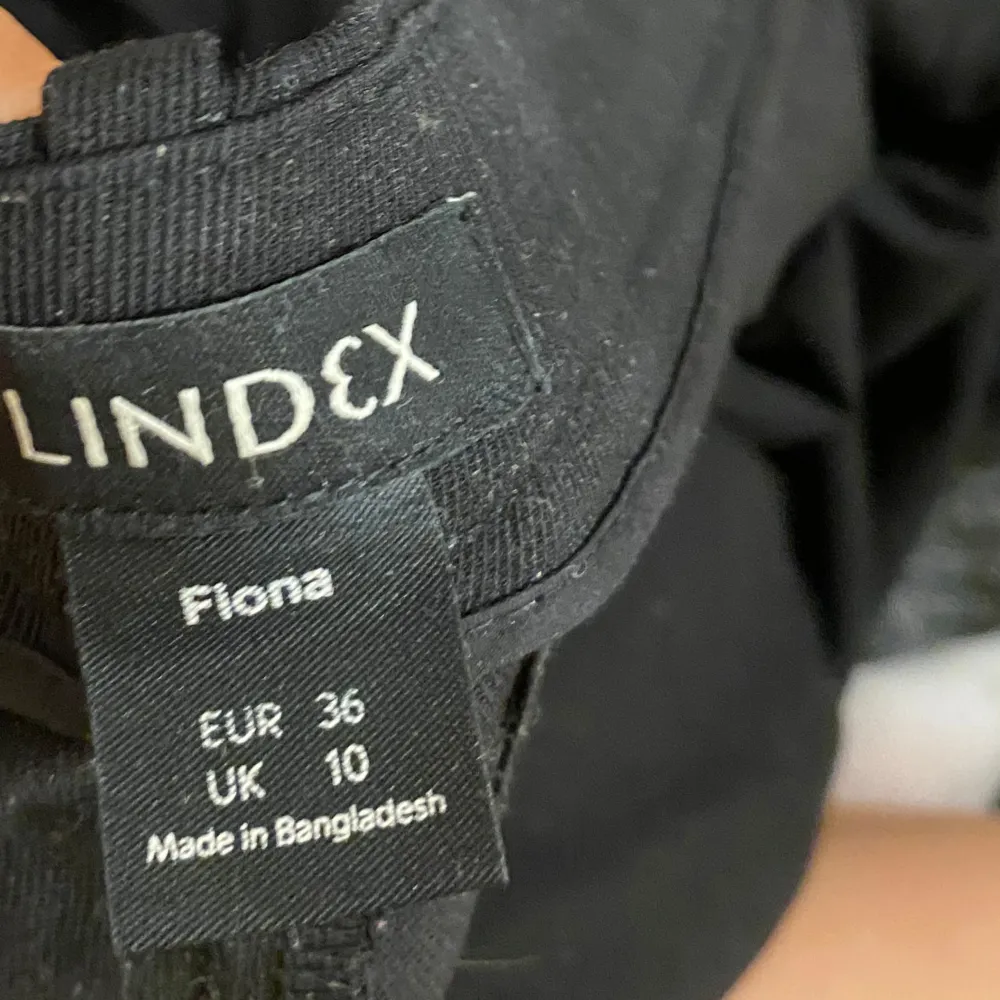 Snygga svarta byxor från Lindex i storlek 36, modellen fiona 💕.. Farkut & Housut.