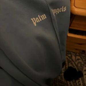 Blå hoodie från Palm Angels - Snygg blå hoodie från Palm Angels med tryck på bröstet. Perfekt för en avslappnad stil. Passar bra till både jeans och joggers.