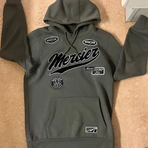 Mercier hoodie - Skön hoodie på vintern, byxorna till den finns också. Mycket bra skick