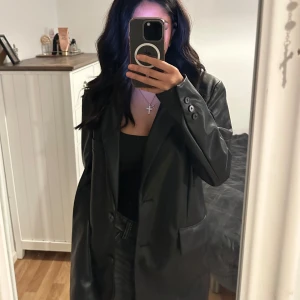 Svart kavaj - Snygg svart kavaj med knappar framtill och klassisk krage. Perfekt för en stilren look. Passar bra till både vardag och fest.