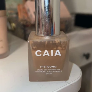 CAIA It's Iconic Liquid Silk Foundation - CAIA It's Iconic Liquid Silk Foundation med hyaluronsyra och vitamin C. Denna foundation har SPF 20 och ger en silkeslen finish. Perfekt för en jämn och strålande hudton. Använd några gånger men är tyvärr fel färg för mig. FÄRG - 4N
