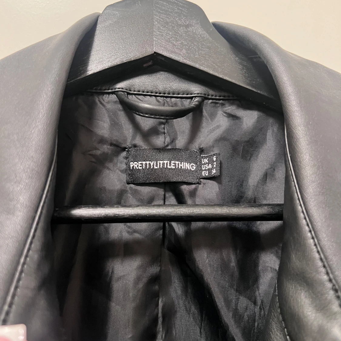 Svart trenchcoat från PrettyLittleThing - 90