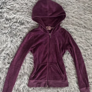 Lila zip från Juicy Couture - Juicy kofta i gammal modell. Använder inte längre