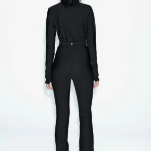 Svart jumpsuit med bälte - Zara skidoverall. Super snygg overall som har använts 2ggn håller värmen jätte bra om man typ ska åka skidor. Storlek xs