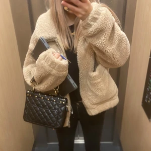 Beige teddyjacka - Säljer min super gullig teddyjacka som är perfekt för både vintern och hösten när du vill hålla dig varm. I nyskick 💗