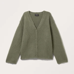 SÖKER Olivgrön kofta från Monki - SÖKER koftan från monki i grön i storlek XS! Skriv om du säljer.❤️