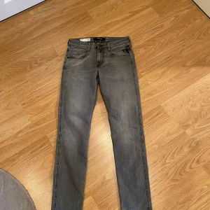 Replay Anbass - Säljer ett par replay jeans i den eftertraktade modellen Anbass 29/32! | Skick 9/10 | Inga defekter | Färg grå | Bara höra av sig vid frågor🙌