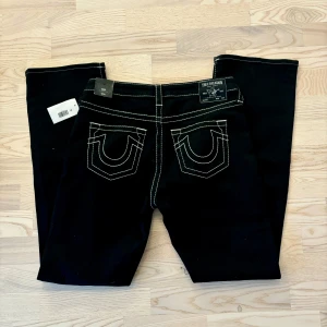 True religion jeans🖤 - Assnygga svarta jeans modell Becca i bootcut från True Religion med vita kontrastsömmar och ikonisk bakficka. Nya med tag! 