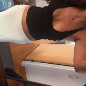 Svart backless topp från Zara! - Jättesnygg svart topp med smala axelband. Passar bra till både kjol och byxor. Köpte i somras från Zara i Spanien, har knappt använts. Skulle säga XS-S