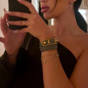 Balenciaga armband  - Snyggt grått armband från Balenciaga med guldfärgade detaljer. Dustbag och låda tillkommer🌸 armbandet har inga slirningar 