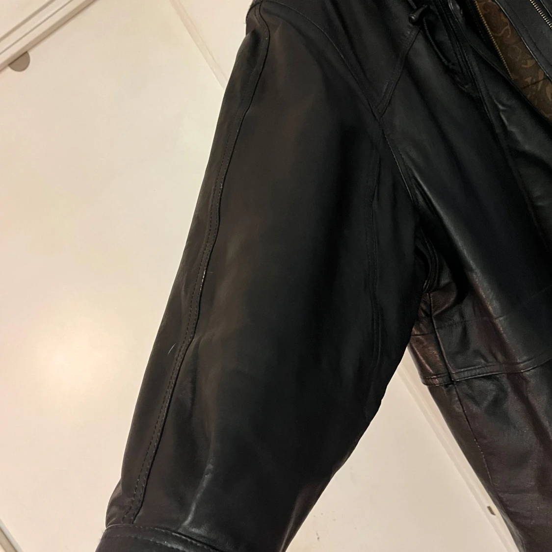 Vintage Svart skinnjacka med mönstrat foder - 91