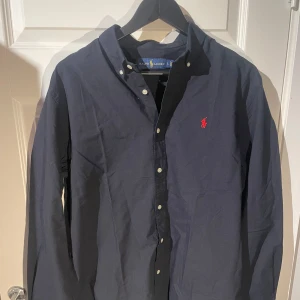 Ralph Lauren Skjorta  - En snygg och stilig skjorta från Ralph Lauren. Den är i nyskick och mer eller mindre aldrig använd. Vid några frågor eller funderingar är det bara att höra av dig.    MVH Stockholm Wardrobe