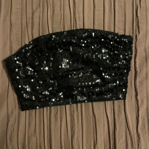 Svart paljettubtopp från Shein - Snygg svart tubtopp från Shein täckt med glittrande paljetter. Toppen har en dragkedja baktill för enkel på- och avtagning. Använd en gång förra nyår så som ny💗