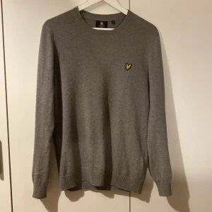 Stickad Lyle & scott tröja - Säljer en stilren grå stickad tröja från Lyle & Scott som är köpt på MQ för 900kr och är i bra skick, säljer den för att jag har tröttnat på den. Kom privat för frågor osv…