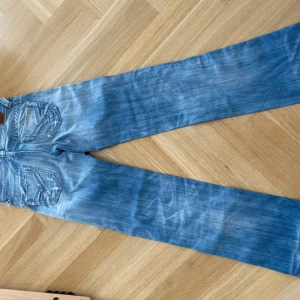 Blå jeans från pepe jeans - Snygga lågmidjade blå jeans från pepe jeans med klassisk femficksdesign och broderade detaljer på bakfickorna. Jeansen har en straight passform och är perfekta för allt!🥰