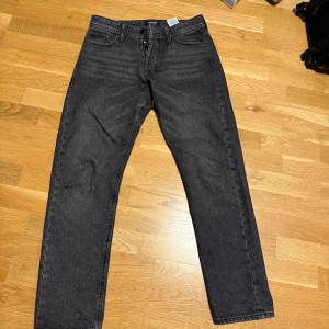 Jeans - Jack & Jones jeans, dem är ljus svarta och i väldigt bra skick har knappt använt dem.