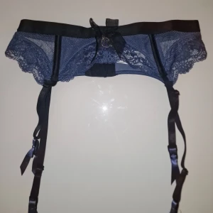 Blå höfthållare från Hunkemöller - Elegant blå strumpebandshållare från Hunkemöller med spetsdetaljer och justerbara band. Perfekt för att ge en lyxig touch till dina underkläder. 💙 Garderobsrensning så kika gärna på övriga auktioner. 