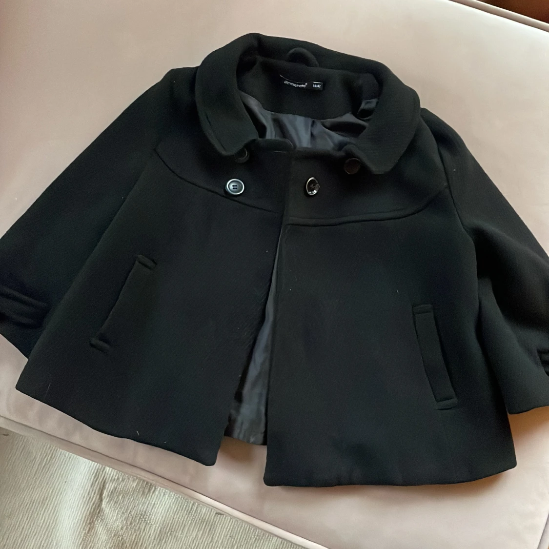 Trekvartsärmad svart kappa