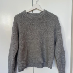 Stickad tröja - Stickad grå tröja från Bik Bok🩶storlek S🤗