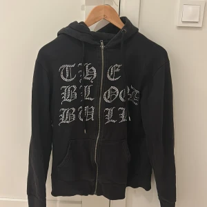 Svart rhinestone hoodie - Snygg svart hoodie med dragkedja. Perfekt för en avslappnad stil.