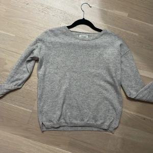 Grå stickad tröja - Säljer min gråa stickade tröja då den ej kommer till användning längre. Den har ett väldigt lent material. Köptes för 1000+ så har ett grymt pris på den! 
