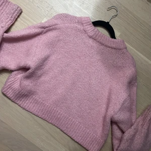 Rosa stickad tröja - Säljer min rosa stickade tröja från H&M då den ej kommer till användning längre. Väldigt mjukt material på den. 