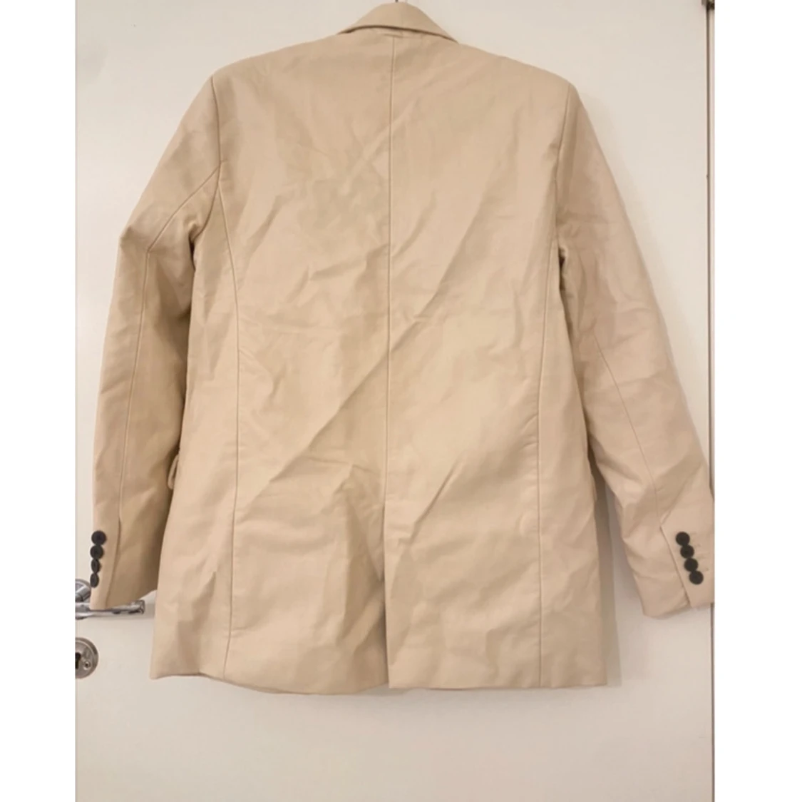 Beige kavaj med knappar - 90