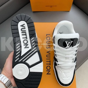 Svartvita sneakers från Louis Vuitton - Stilrena svartvita sneakers från Louis Vuitton med tydlig logotyp på tungan och hälen. Skorna har en robust sula och klassisk snörning. Perfekta för en trendig look.