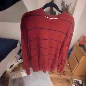 Vintage Tommy Hilfiger tröja - Tröjan är XL men är mer som en L. Använd några gånger men inga skador.