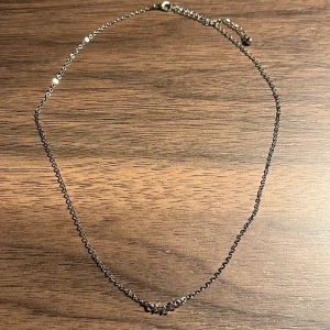 Silverfärgat halsband med tre små stjärnor - Elegant och enkelt silverfärgat halsband med en fina stjärnor i mitten. Perfekt för att lägga till en personlig touch till din stil. Justerbar längd för bästa passform. Inte äkta silver