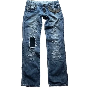 G-star jeans med slitningar  - Säljer ett par blå G-star jeans med coola slitningar och unika detaljer som dragkedjor och broderier. Byxorna har en låg midja och en straight passform. Eftersom att hålen är ”ifyllda” är dom perfekta nu på vintern! Pris är diskuterbart❄️