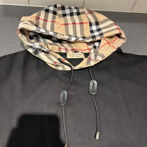 Burberry hoodie  - Burverry hoodie i storlek m passar s. Kan gå ner i pris vid en snabb affär. Säljer den så billigt eftersom matrialet på luvan är tun 