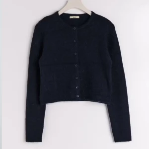 Mörkblå kofta från Gina Tricot  - Snygg mörkblå kofta från Gina Tricot med knappar framtill. Använd 1 gång och säljer pga att jag inte använder den, helt slutsåld i xs. Perfekt för en stilren look. Passar bra till jeans eller kjol.