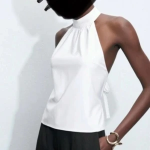 Vit halterneck topp - Helt oanvänd & supersnygg halterneck topp med öppen rygg och knytdetaljer. Perfekt nu för nyår 🩵🙌