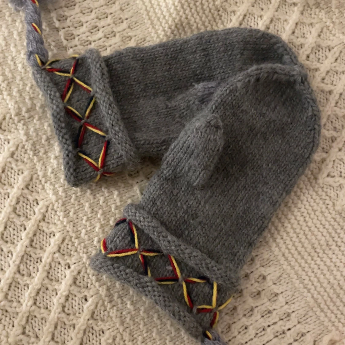 Handstickade Lovikka vantar i  100% Svenskt Ull - 92