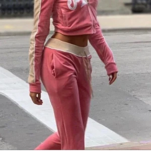 Jaded London -  rosa mjukisbyxor med vita ränder längs sidorna. Byxorna har en loose passform och är perfekta för en avslappnad stil. De har en mid waist. Passat M-L.