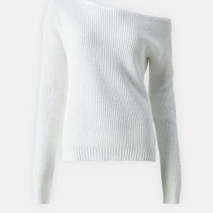 Vit stickad offshoulder tröja - Säljer en superfin vit stickad tröja med offshoulder-design från even&odd i storlek S! Bra skick❤️