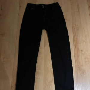 Svarta jeans från Grunt - Snygga svarta jeans från Grunt. Köpt på kidsbrandstor för nått år sedan. Storlek 26 men passar dig som är 13 år ungefär!🤩