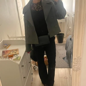 spets topp - Snygg svart ärmlös topp med vacker spets upptill. Perfekt för en elegant look, med knäppning bak och en smickrande passform. Passar bra till både jeans och kjol. skriv om ni har fler frågor🩷🩷